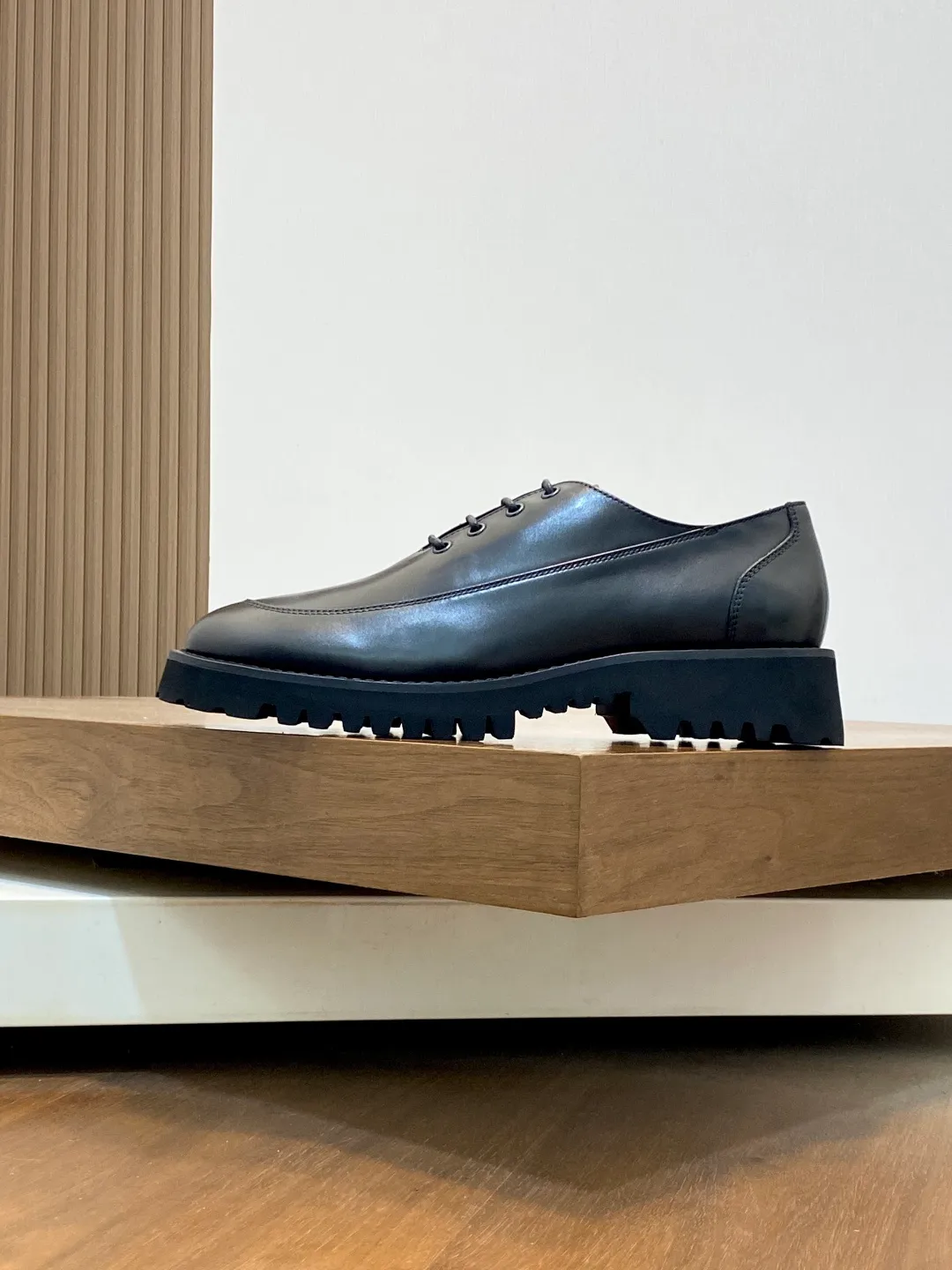 Men's shoes 💰740 VALENTINO Valentino's new men's fashionable casual leather shoes. These leather shoes are made of imported cowhide leather uppers, dyed calfskin lining and calfskin insoles. The upper foot is soft, comfortable and breathable. Comes with complete packaging in the original box! Visible details and quality. Size: 39-44 (customized at 38.45.46)
